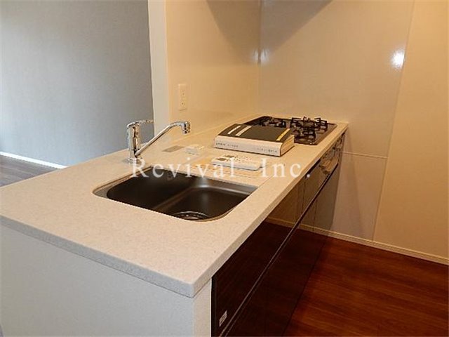 キッチン　3口ガスコンロのカウンターキッチンでございます