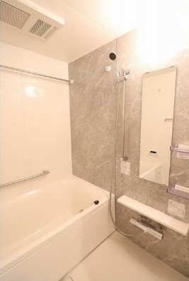 バス・シャワールーム　追い焚き機能、浴室乾燥機付きバス。