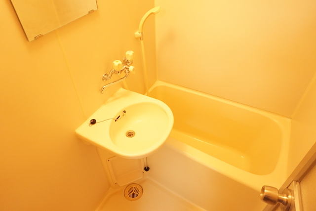 バス・シャワールーム　ゆったり湯船に浸かって一日の疲れを癒しましょう