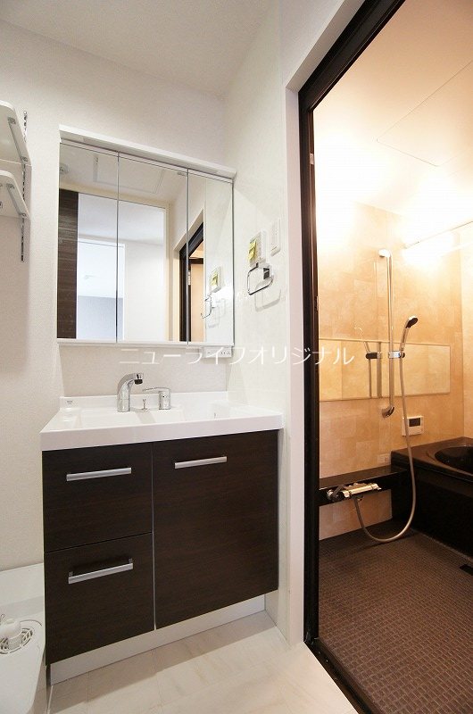 洗面設備　シャワー付き洗面台で忙しい朝でも楽に身支度が出来ます！