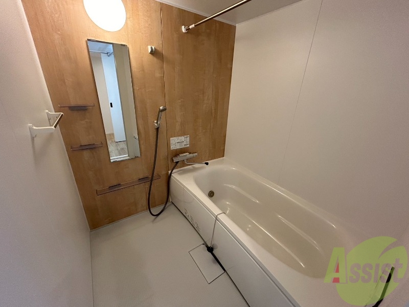 バス・シャワールーム　お風呂です。広々したバスでゆっくりくつろげます。