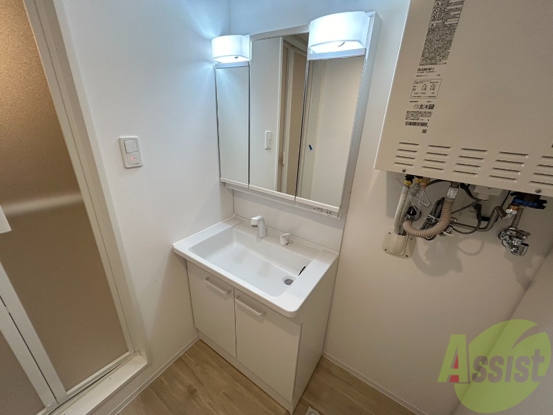 洗面設備　大きくて使いやすそうな独立洗面台になっています。