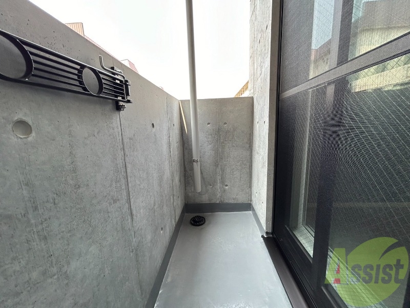 バルコニー　バルコニーは幅があり、広い印象を受けました。