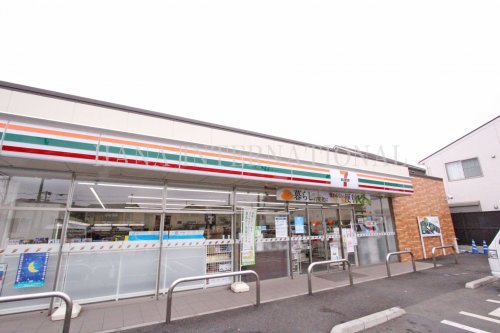 コンビニ　セブンイレブン（コンビニ）まで657m