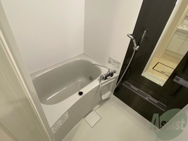 バス・シャワールーム　お風呂には追い焚き機能、浴室乾燥も付いています