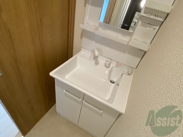 洗面設備　洗面化粧台は脱衣所内に、身だしなみはこちらで