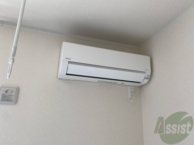 その他設備　エアコンはお部屋の角に、シーズン問わず活躍ですね