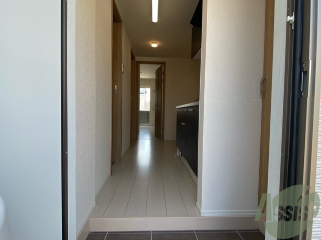 玄関　玄関を入ると正面が居室、左側にお風呂やトイレです