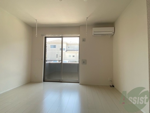 居室・リビング　白を基調とした７．７帖の洋室です。南向き