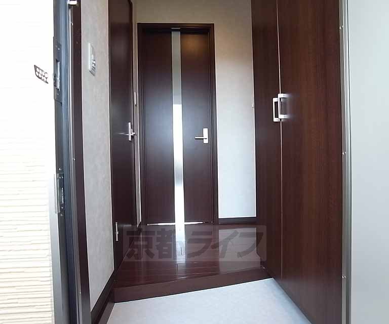 その他部屋・スペース　落ち着いた色の廊下です。