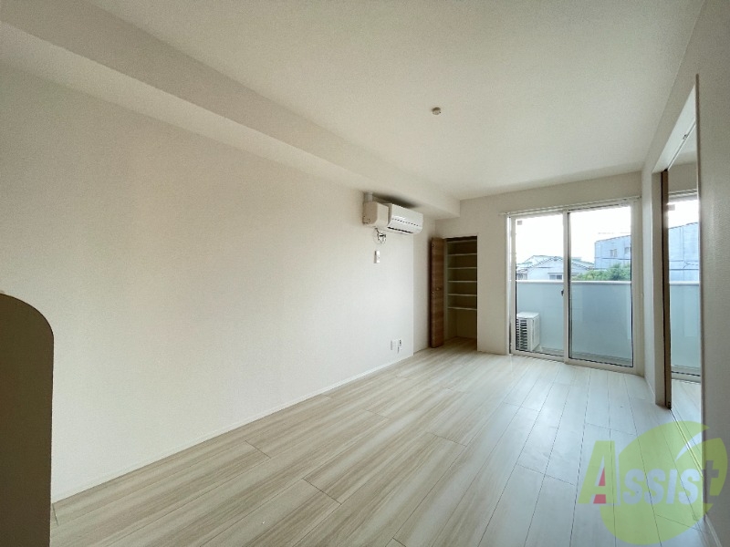 居室・リビング　２階の窓にもシャッター付きで安心です♪