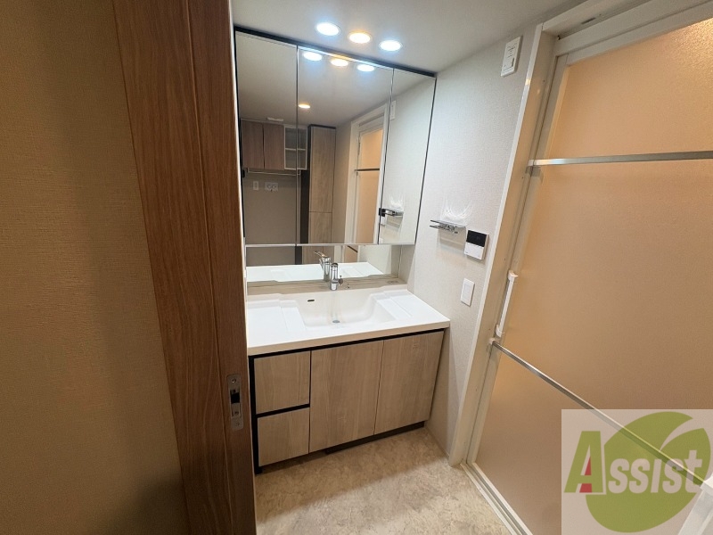 洗面設備　独立洗面台です。大きくてよいですね。シャンプーもできます！