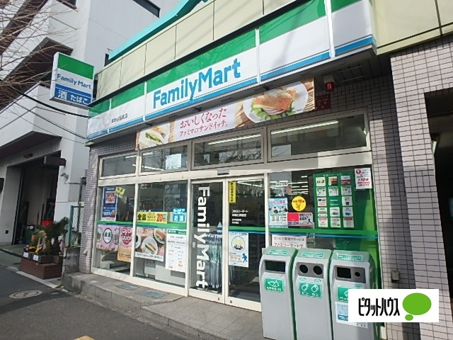 コンビニ　ファミリーマート本駒込駅前店（コンビニ）まで380m