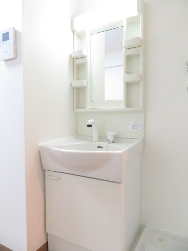 洗面設備　身支度に便利なシャンプードレッサー有り