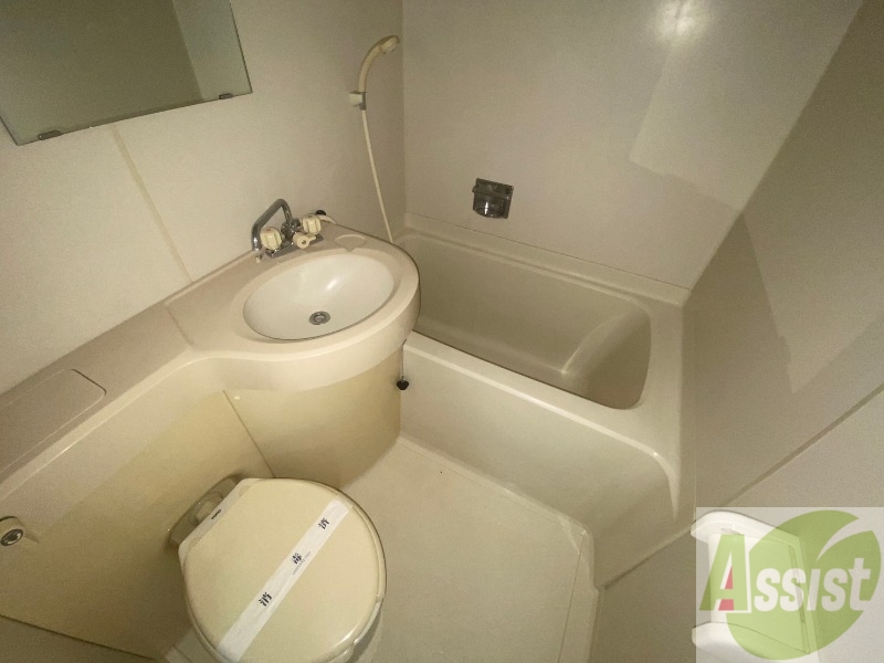 バス・シャワールーム　ユニットバスです。コンパクトなつくりになってます！