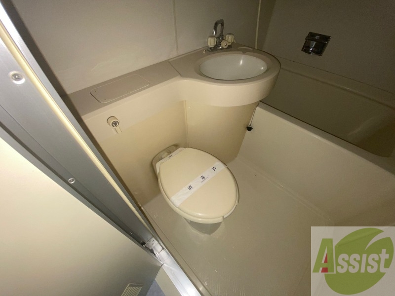 トイレ　トイレです。ユニットバスになってますのでコンパクト。