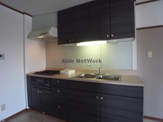 キッチン　三口コンロ付キッチン