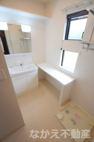 洗面設備　明るい洗面所です