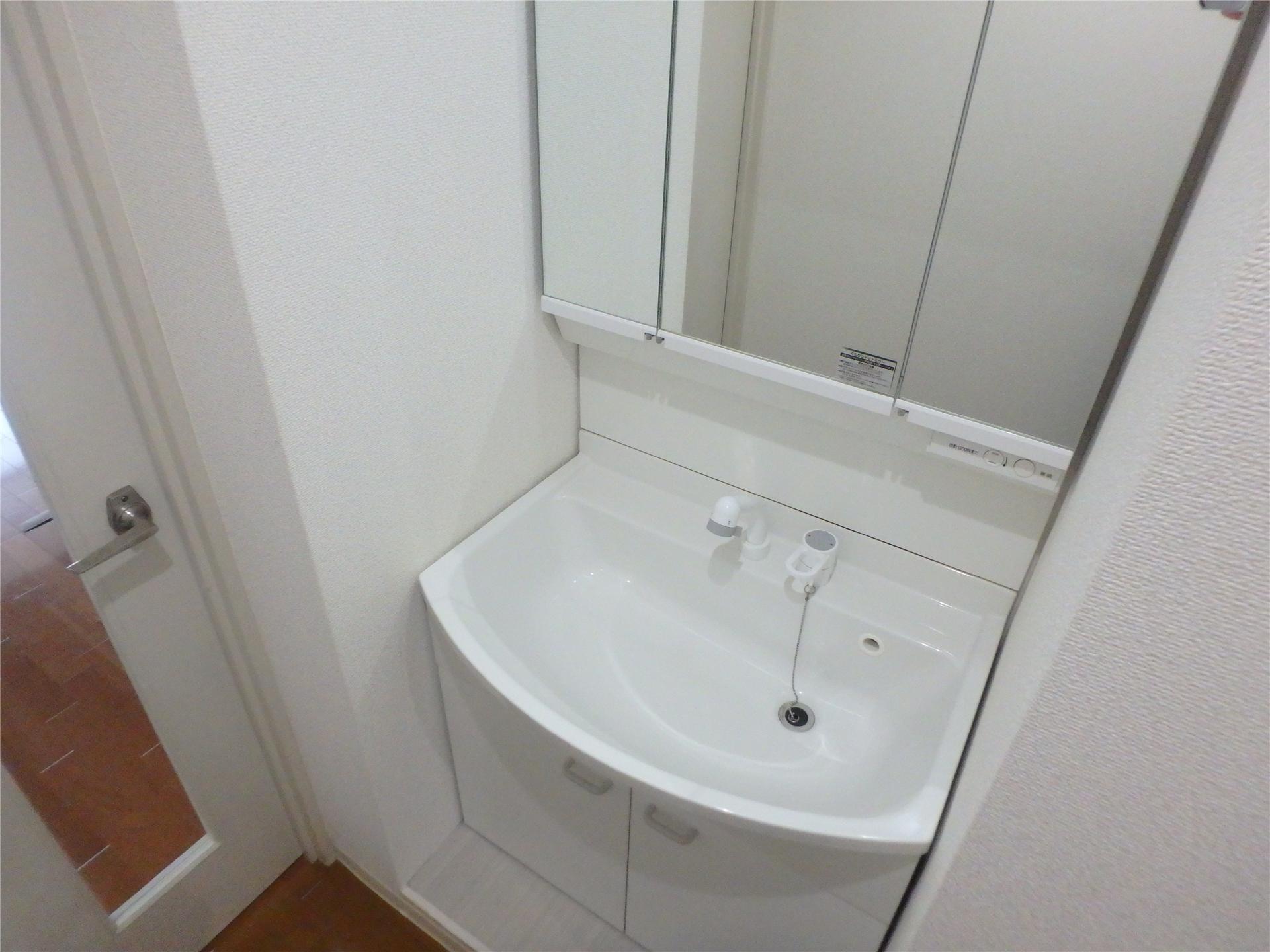 洗面設備　３面鏡付のシャンプードレッサーです