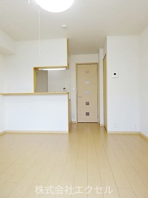 居室・リビング　エアコン完備の明るい室内です。