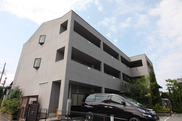 建物外観　重量感あるマンション