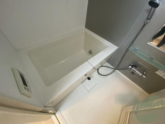 バス・シャワールーム　追い焚き機能が付いたお風呂です。洗い場も十分なスペース。