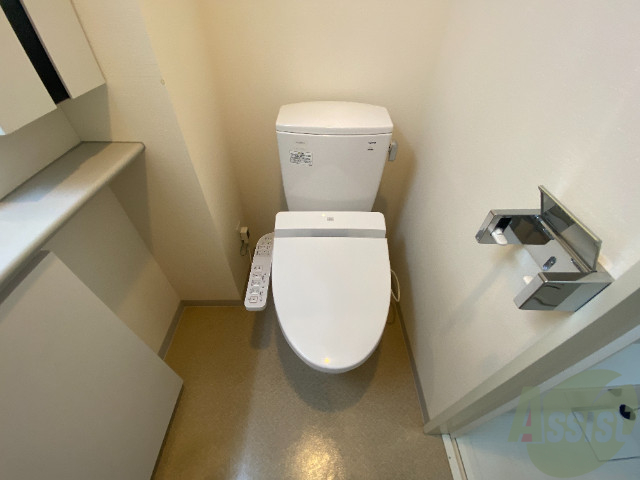 トイレ　おトイレはこちら。便利なウォッシュレットが付いています。