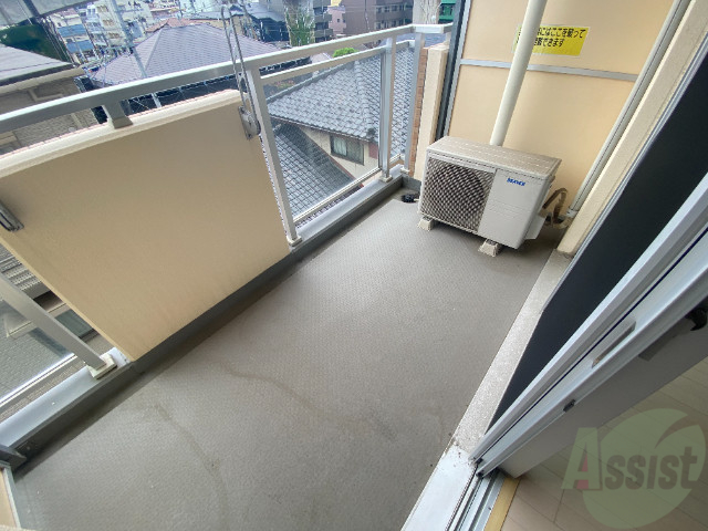 バルコニー　バルコニーは広々としていて洗濯物を干すには十分です。
