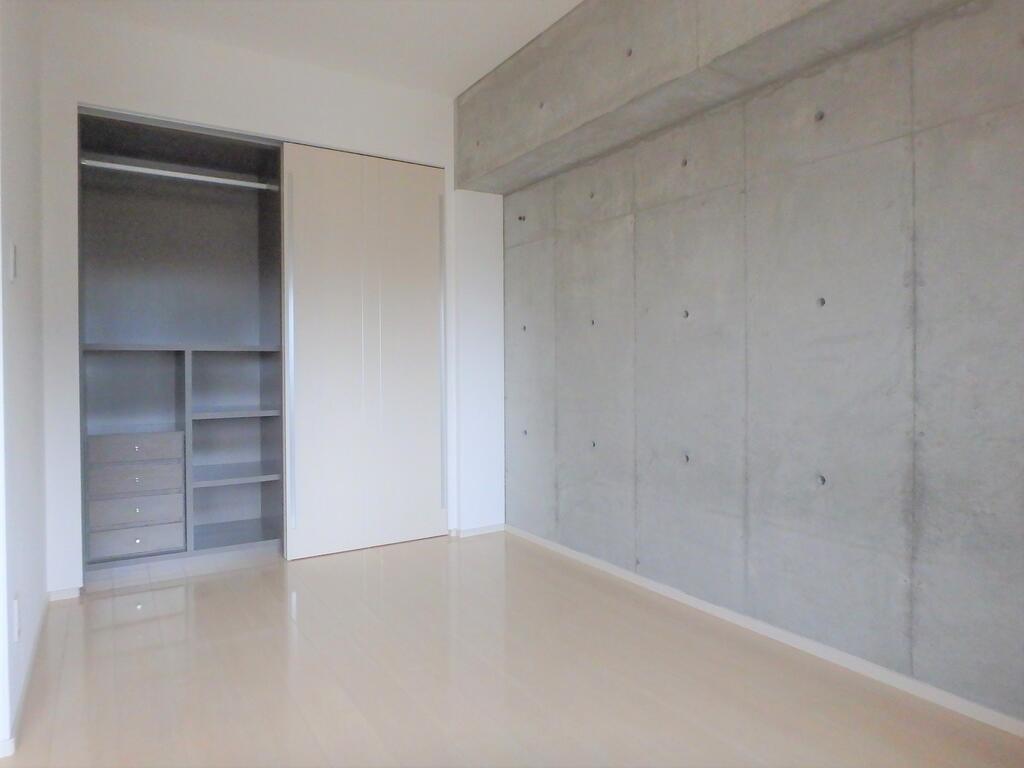 収納　洋室収納　中に作り棚があります