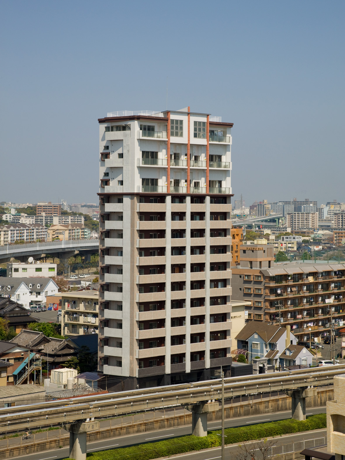 建物外観　14階建のシンボル的なマンション