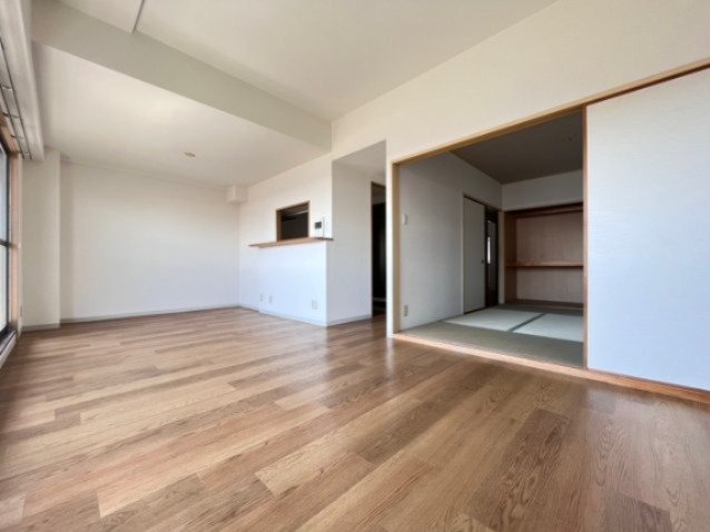 居室・リビング　同建物、別部屋の写真です。参考にご覧ください。