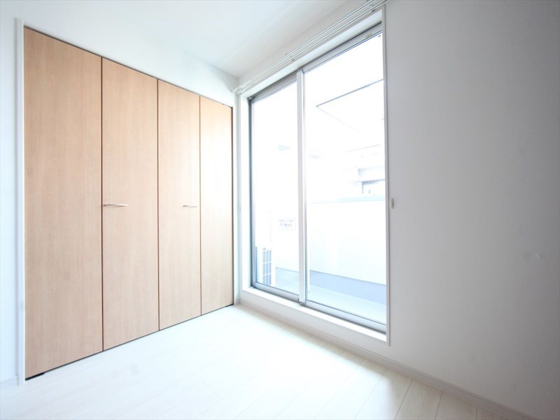 バルコニー　洋室3.5帖　クローゼット（収納充実してます）　イメージ写真