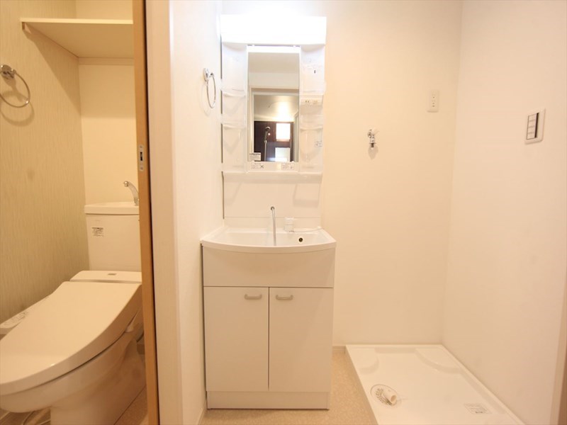 洗面設備　脱衣所　独立洗面台（シャンプードレッサー付）　イメージ写真