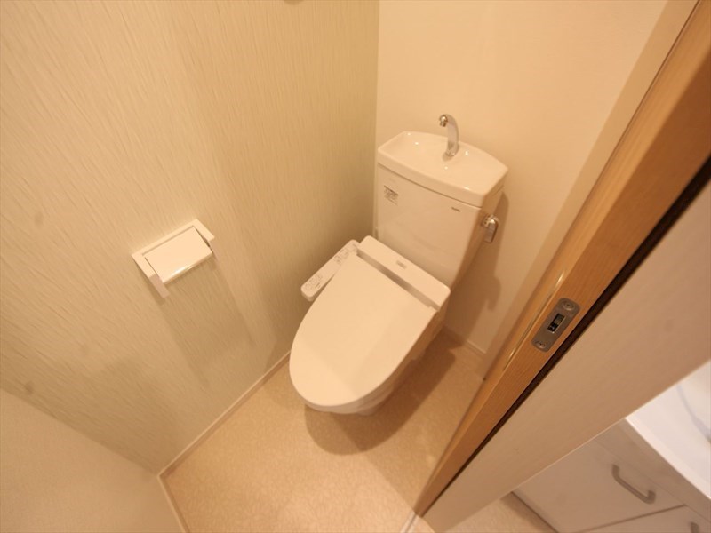 トイレ　温水洗浄暖房便座付トイレ　イメージ写真