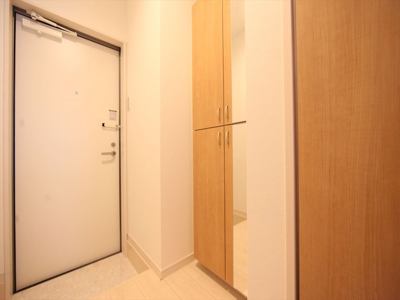 玄関　玄関　シューズボックス付（収納充実してます）　イメージ写真