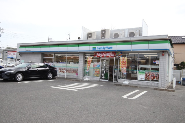 コンビニ　ファミリーマート　梅森坂三丁目店（コンビニ）まで600m