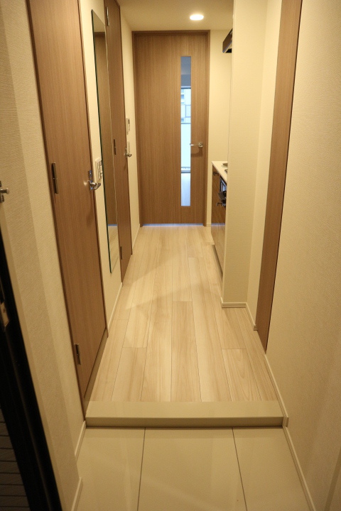 玄関　同タイプ別階部屋写真