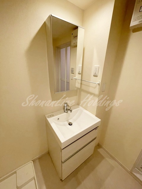 洗面設備　明るい洗面所です