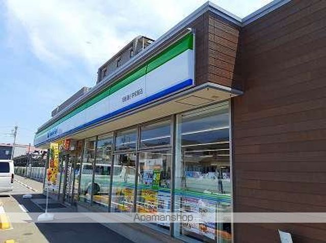 コンビニ　ファミリーマート（コンビニ）まで750m