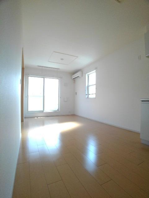 居室・リビング　南側の窓から太陽が入るので、空間全体が明るいです。