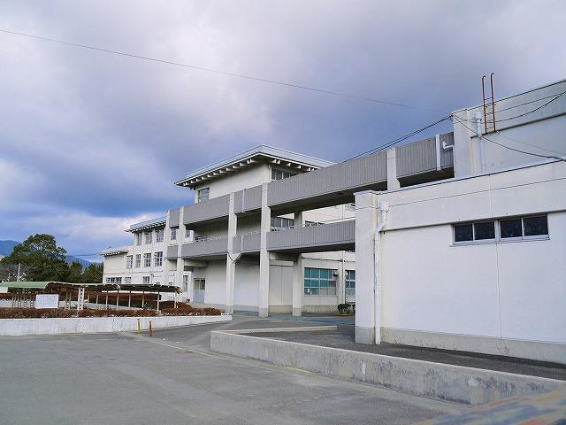 中学校　泉川中学校（中学校）まで1663m
