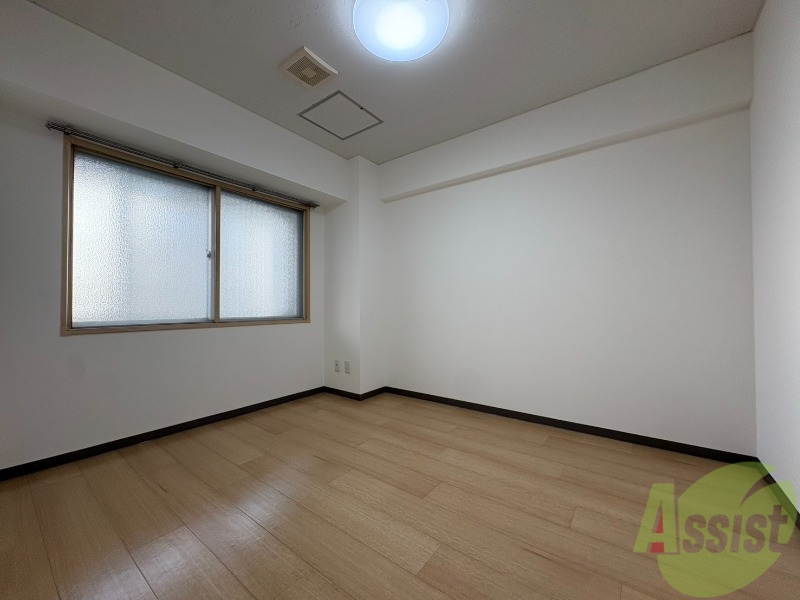 その他部屋・スペース　寝室はこちらです。光が差し込む、温かみのあるお部屋です。