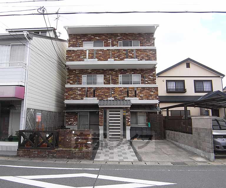 建物外観　スーパー・コンビニ・バス停が近くにあり便利です。