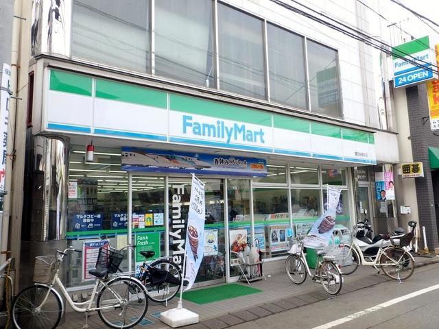 コンビニ　ファミリーマート鷹の台駅前店（コンビニ）まで577m