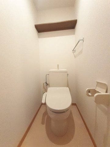 トイレ　落ち着いた色調のトイレです