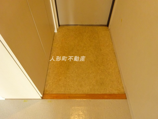 玄関　玄関横にはシューズボックスがございます。※別のお部屋のお写真