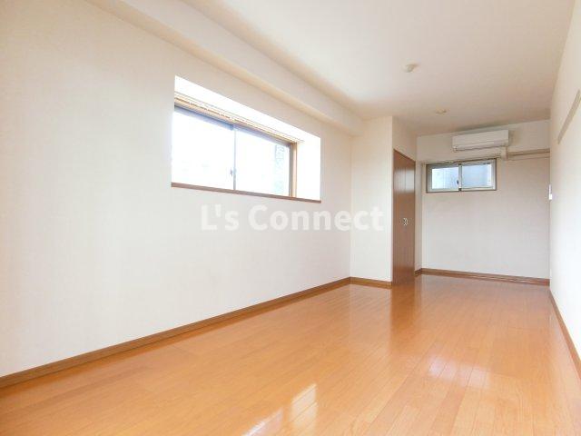 居室・リビング　角部屋で１０．５帖の洋室には２面に窓があります。