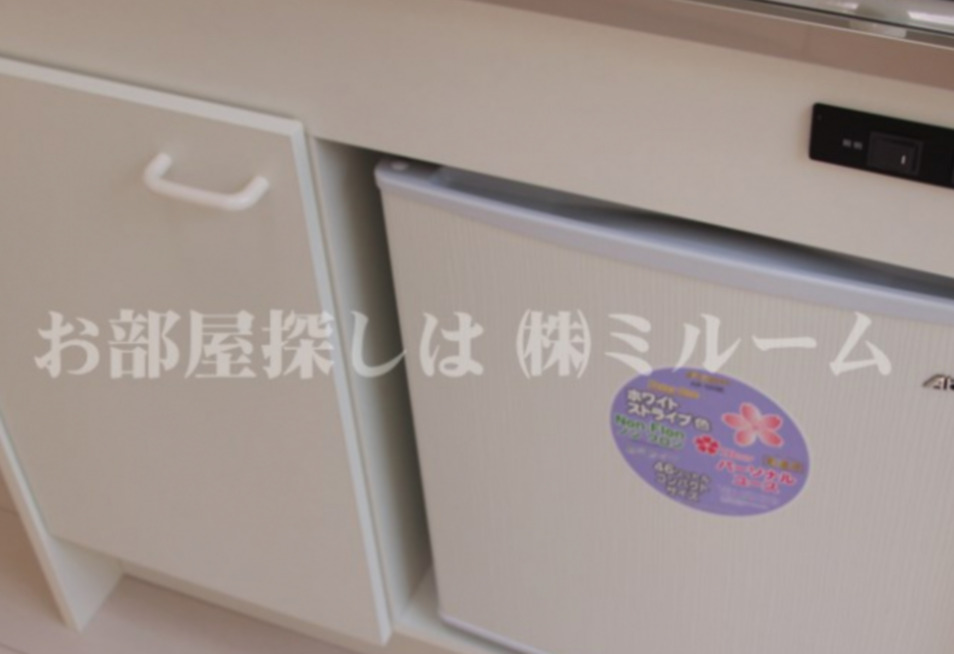 収納　冷蔵庫付（使わない場合はコンセントを抜いて収納）