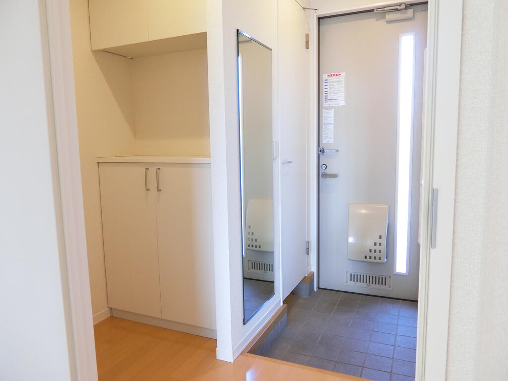 玄関　同施工会社別物件の写真です。実物とは異なります。