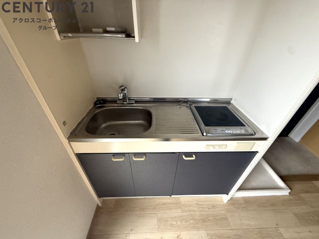 キッチン　IHコンロ付きのシンプルなキッチン
